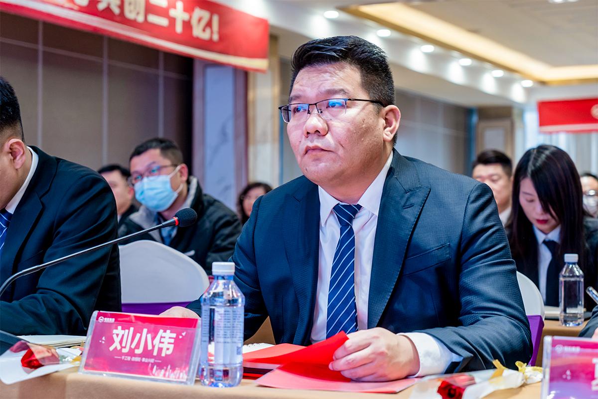 副(fu)總經理劉小(xiǎo)偉