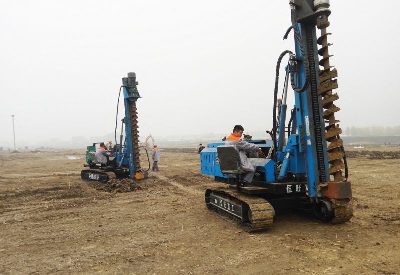 80餘(yu)台光伏樁機(jī)設備助力華(huá)能20MW光伏電站(zhan)工程樁項目(mù)建設