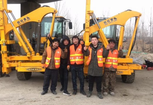 公路(lu)護欄打樁機在(zài)黃石高速公路(lù)藁城至石家莊(zhuāng)段工程施工