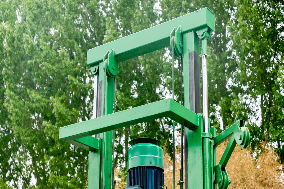 5寸(cun)橡膠履(lü)帶鑽機(ji)