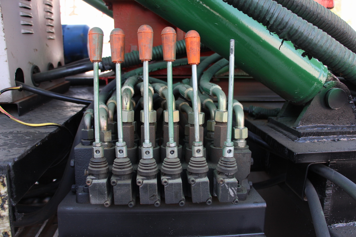 7寸鋼(gang)履帶反循(xun)環鑽機