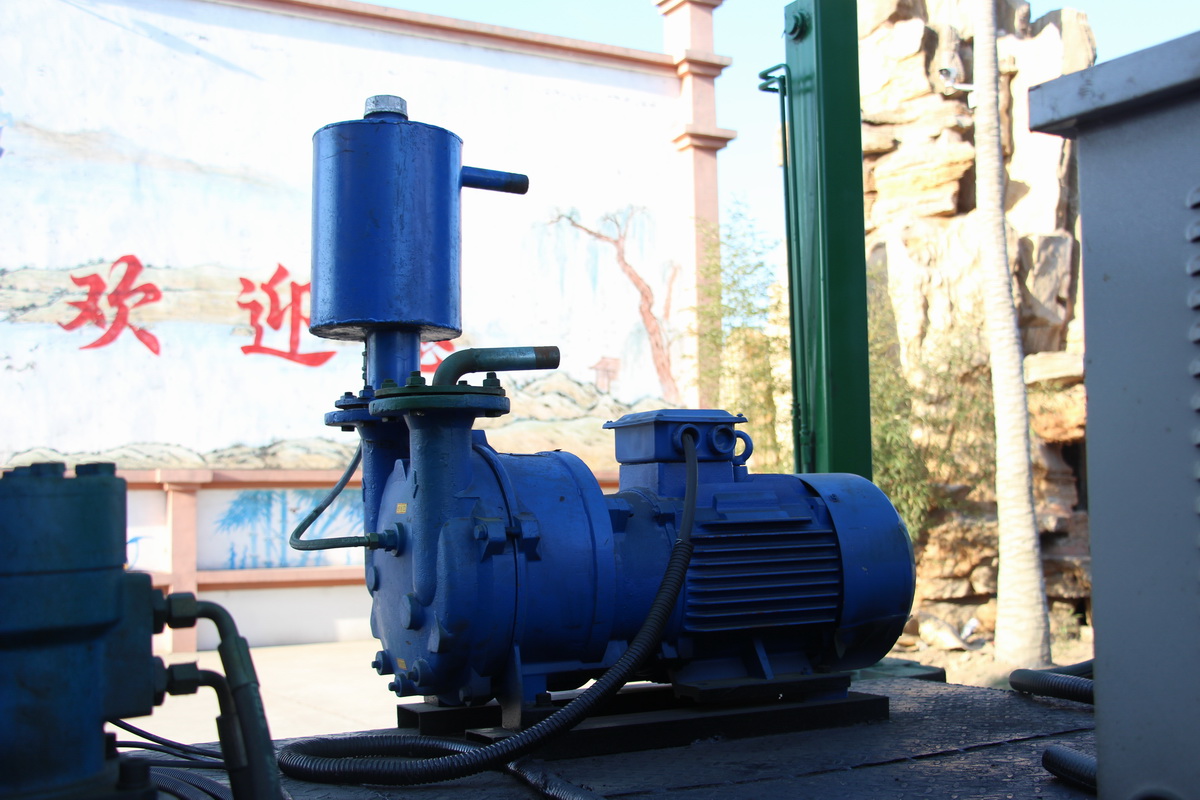 7寸鋼(gang)履帶反循(xun)環鑽機